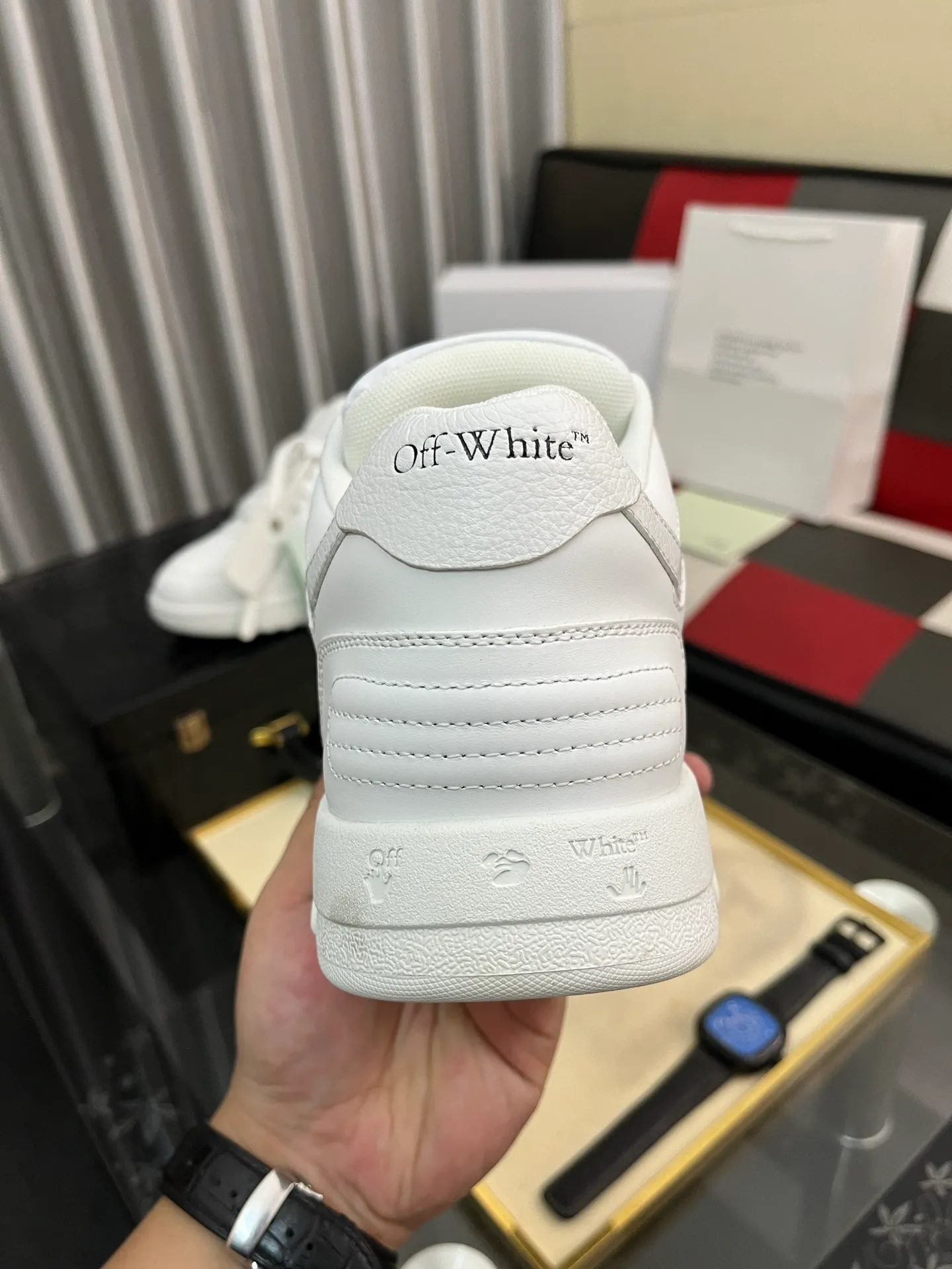 320⌚️⌚️ OFF-White C/O VirGil Abloh fashionable and versatile casual shoes, the exclusive first release of the new model. Made of environmentally friendly cowhide leather and mesh fabric upper material. The insole is embedded with foam cushioning EVA material. The correct midsole is equipped with EVA lightweight cushioning. External tooth stud anti-slip rubber outsole. The correct accessories can be customized simultaneously. Women's model: 35-40 Men's model: 39-45